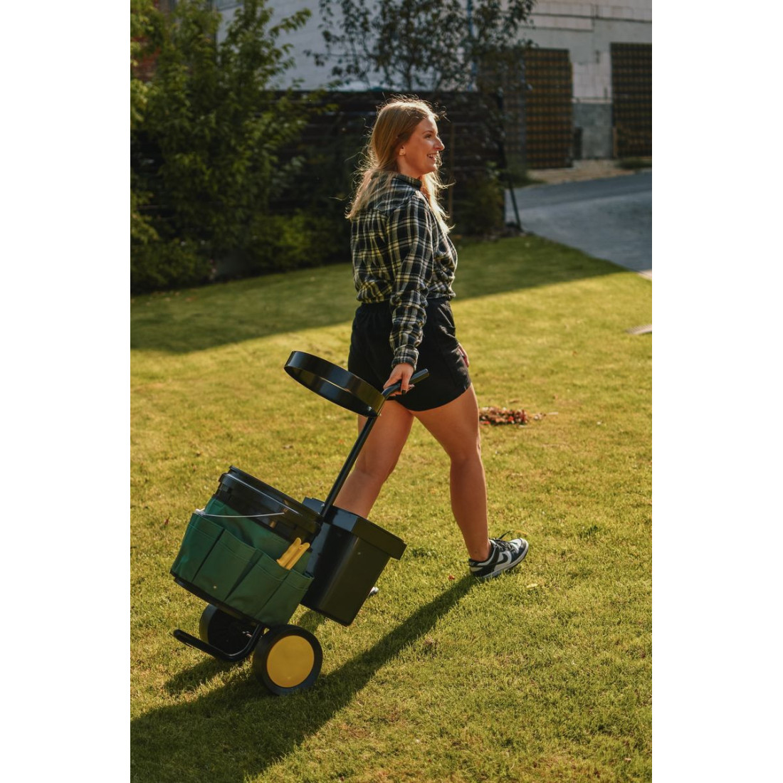 Kobieta ciągnąca wózek narzędziowy CULTIVO w ogrodzie 