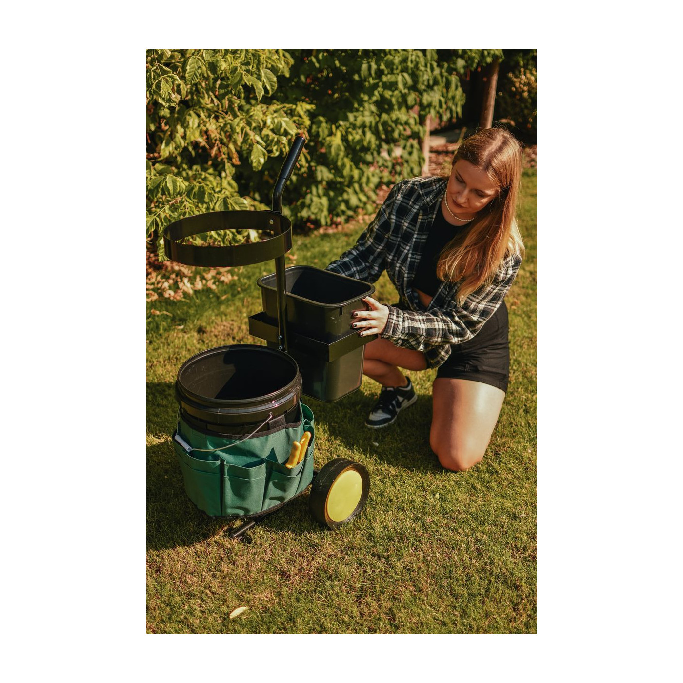 Kobieta wyciągająca kontener z wózka ogrodowego cultivo