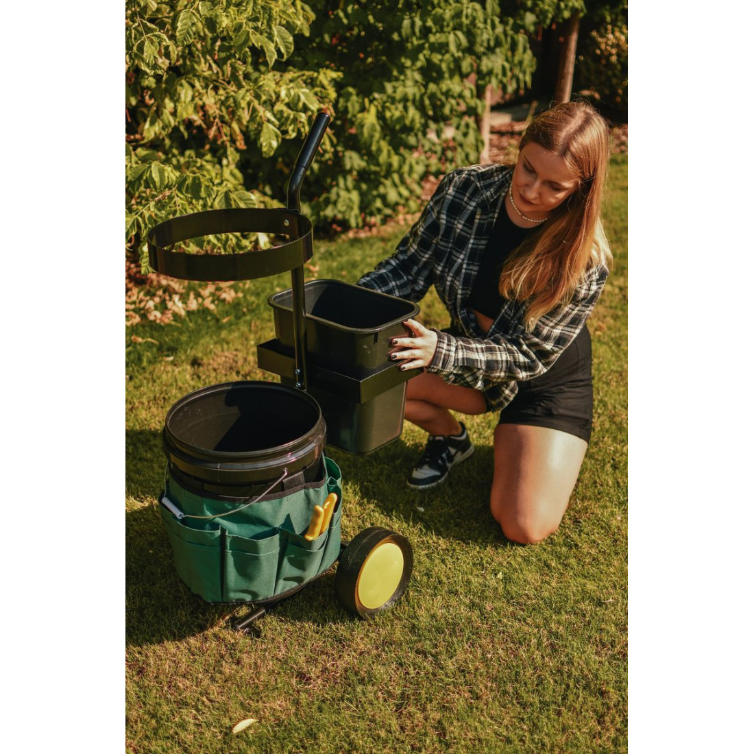 Kobieta wyciągająca kontener z wózka ogrodowego cultivo