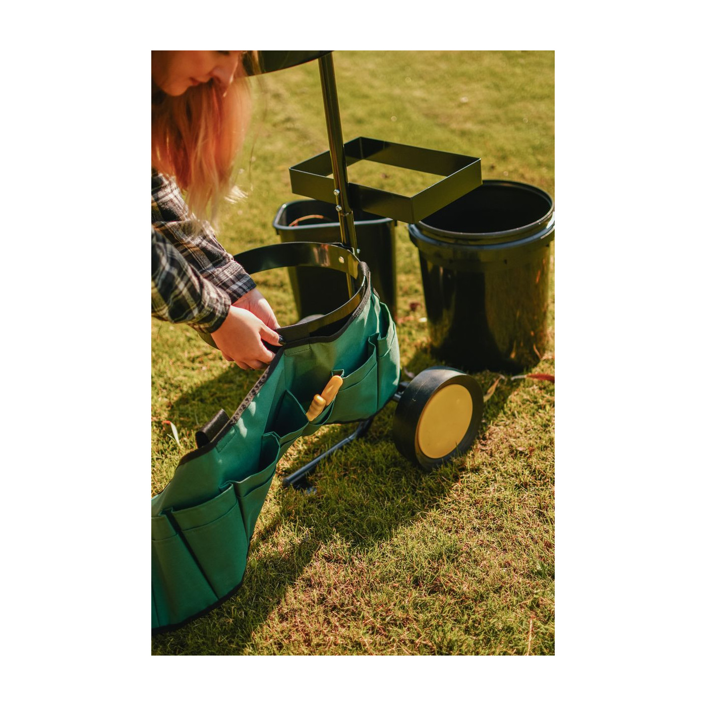 Kobieta zakładająca pas na narzędzia do wózka ogrodowego CULTIVO