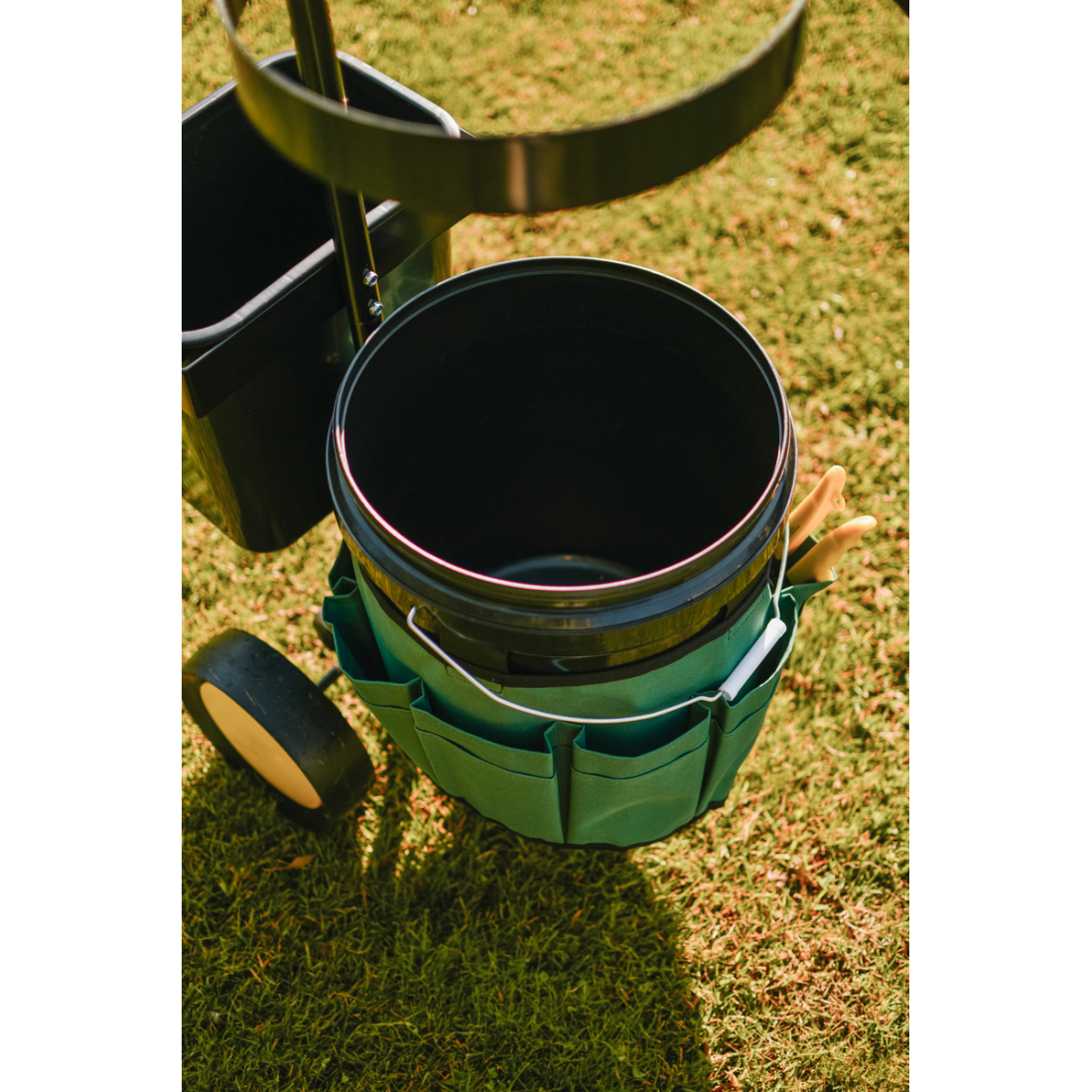 Zbliżenie na wiadro wózka narzędziowego CULTIVO