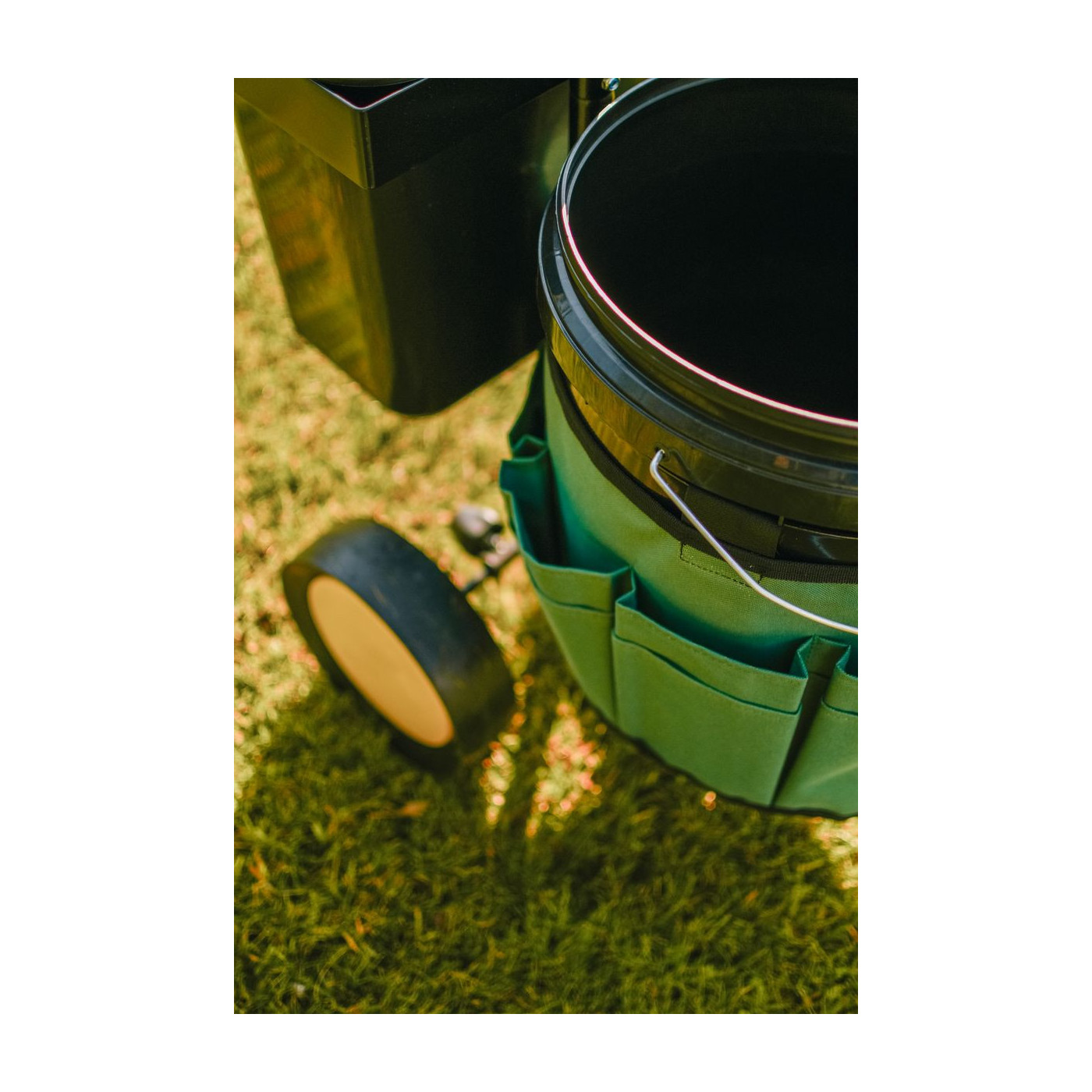 Zbliżenie na koła wózka ogrodowego w aranżacji