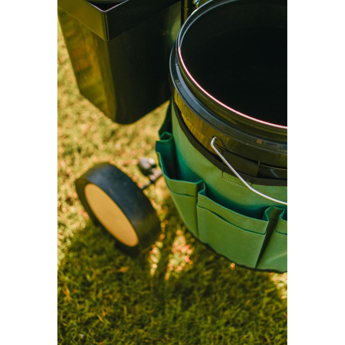 Zbliżenie na koła wózka ogrodowego w aranżacji