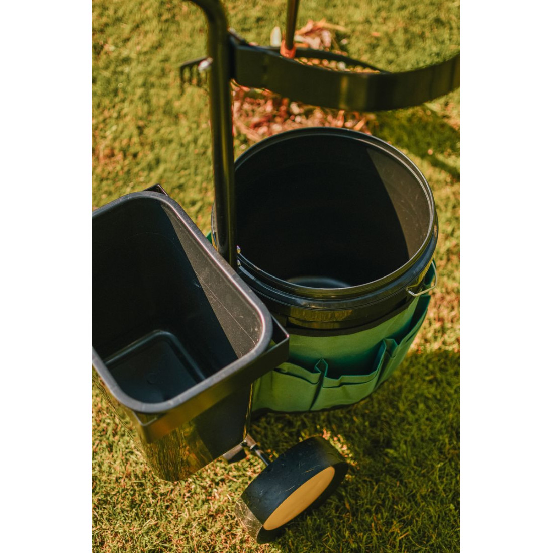 Ujęcie z góry na wózek narzędziowy CULTIVO