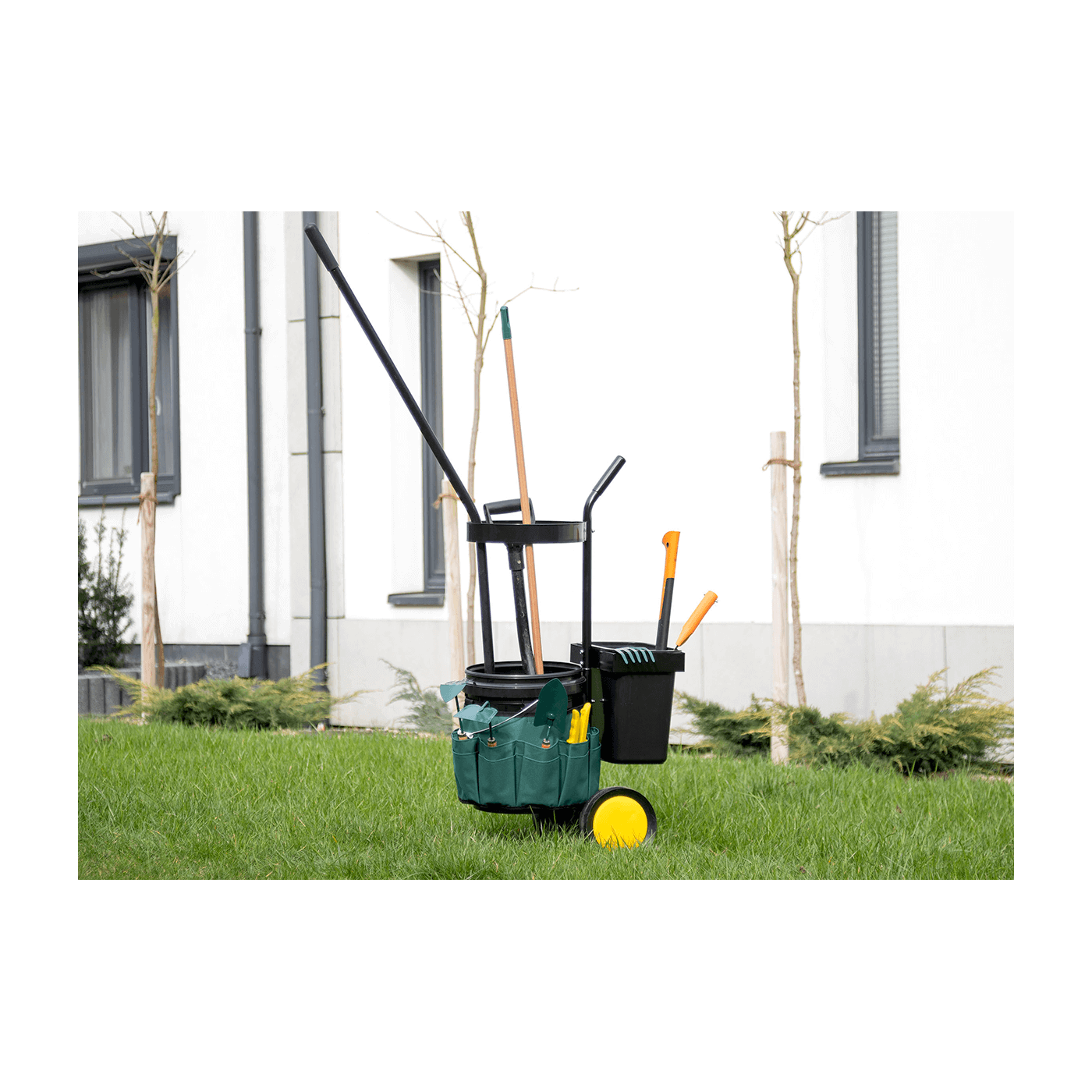 Wiosenna aranżacja z wózkiem narzędziowym w ogrodzie