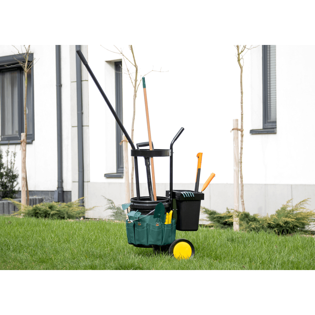 Wiosenna aranżacja z wózkiem narzędziowym w ogrodzie