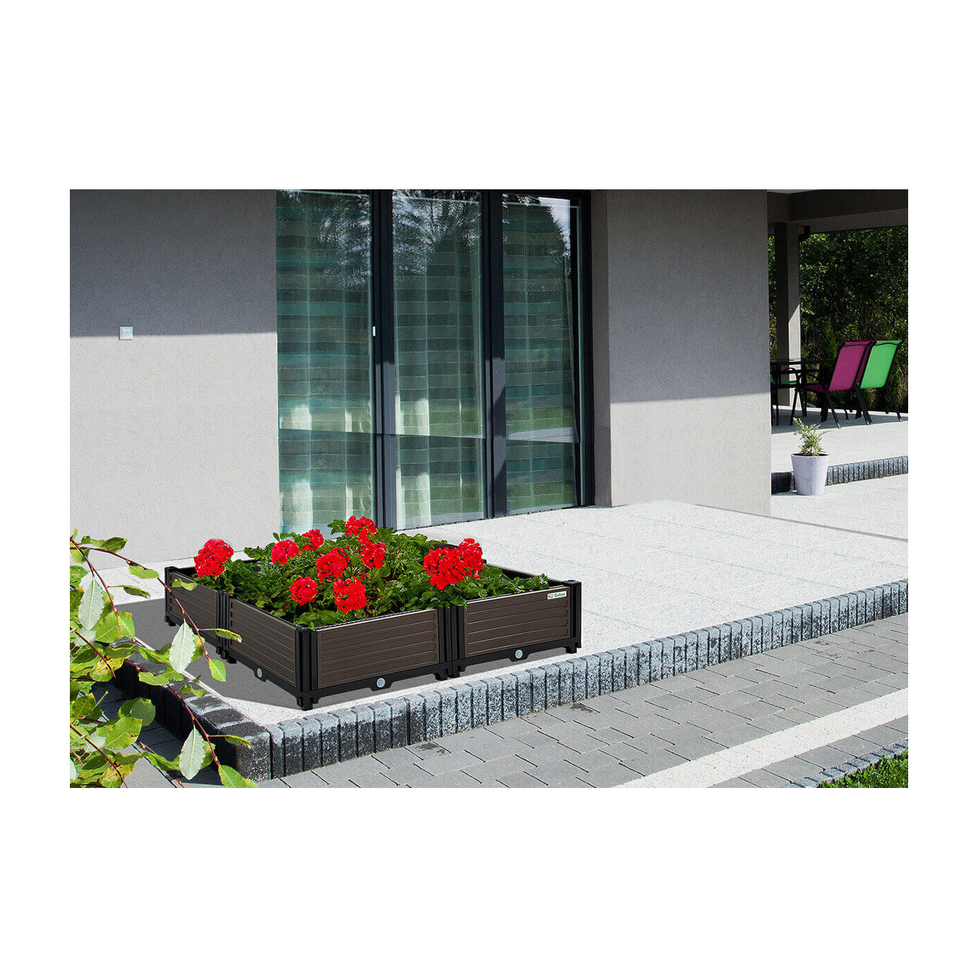 Aranżacja skrzyni uprawowej z kwiatami na tarasie