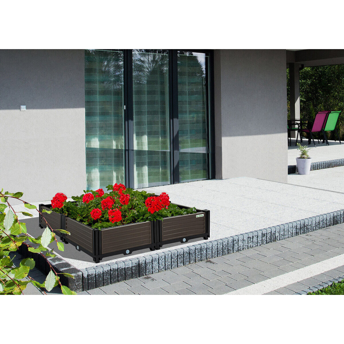 Aranżacja skrzyni uprawowej z kwiatami na tarasie