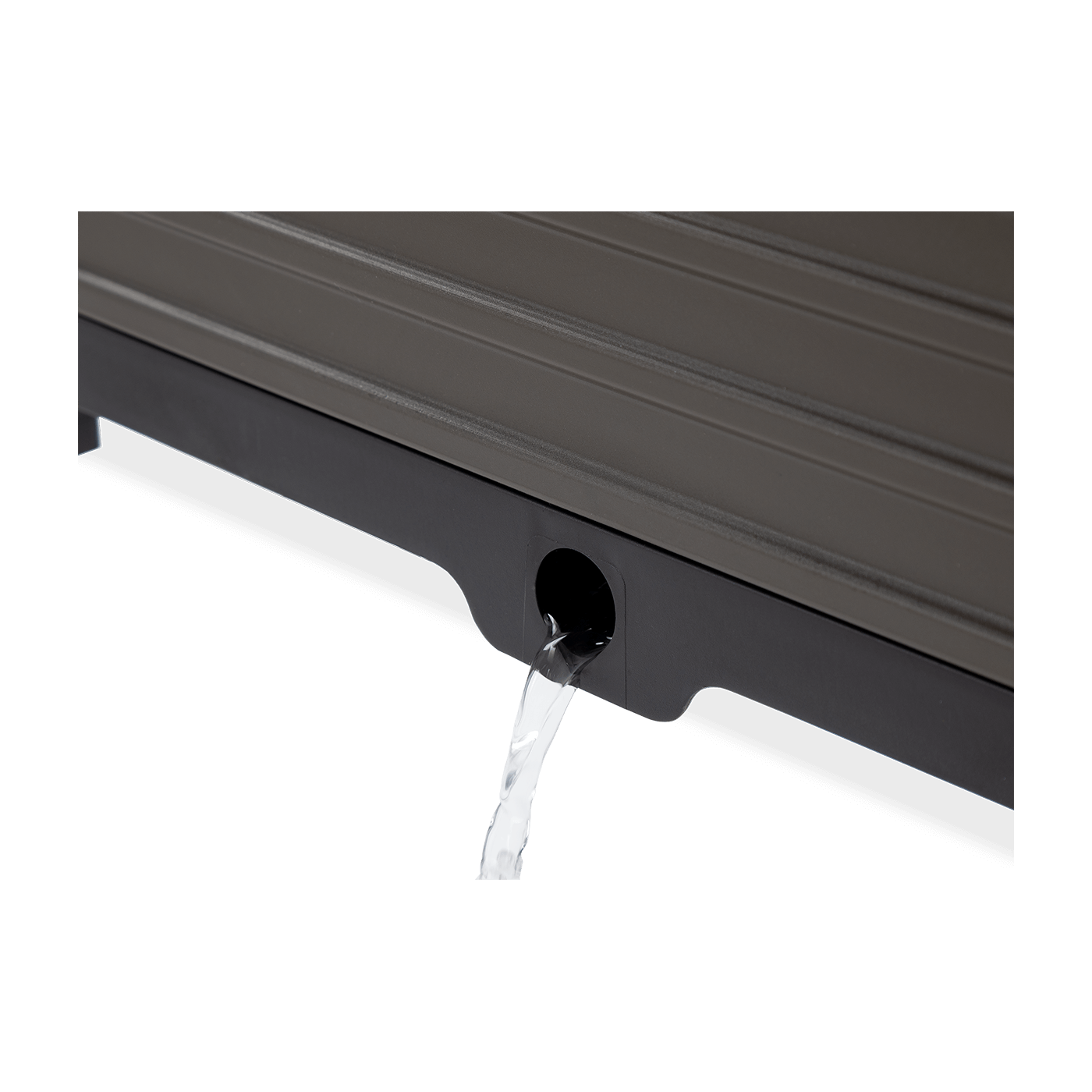 Wypływająca woda z odpływu w skrzyni uprawowej GROW BOX M 