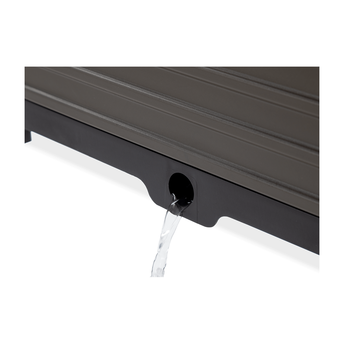 Zbliżenie na odpływ wody skrzyni uprawowej GROW BOX XL