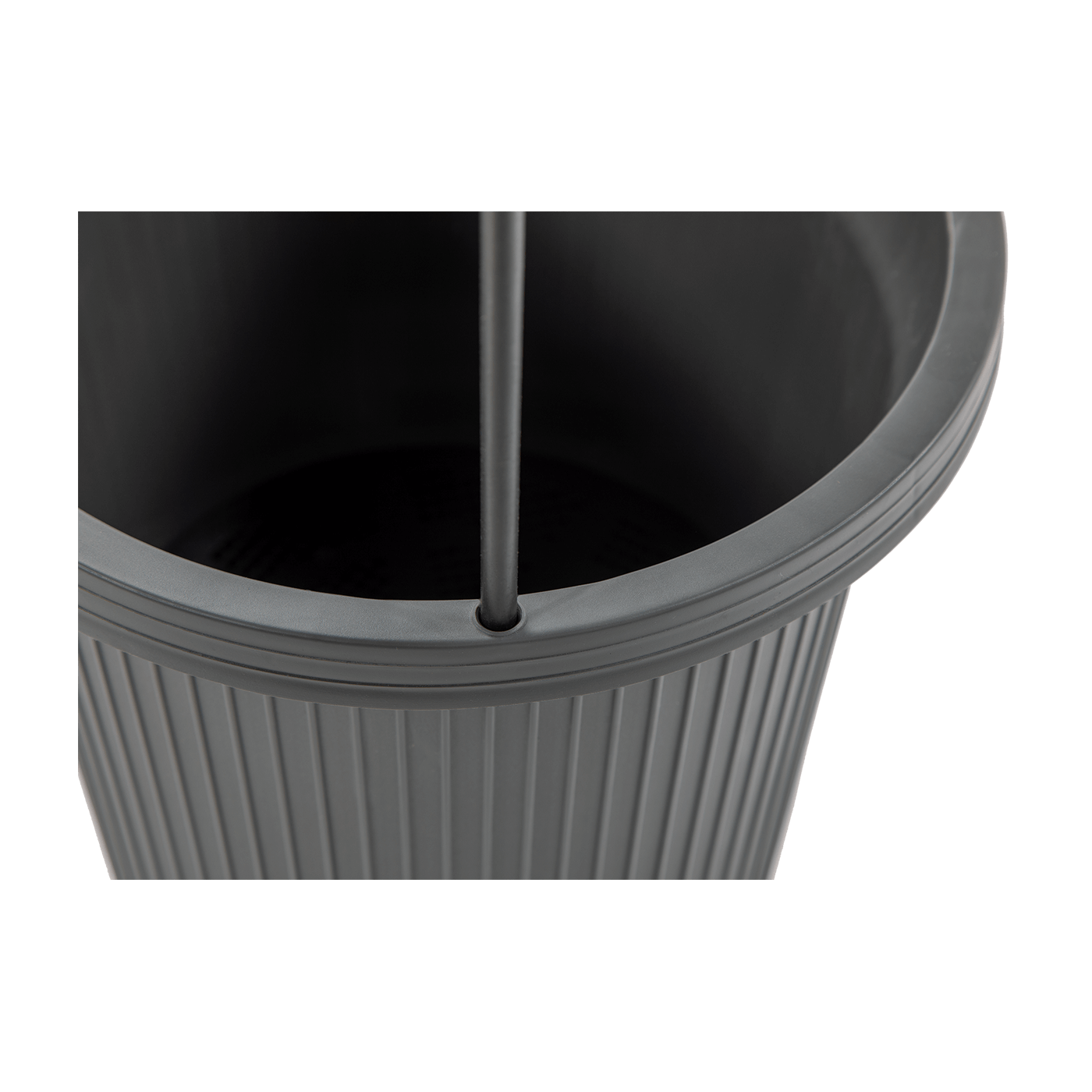 Zbliżenie na łączenie doniczki ze stojakiem do uprawy pomidorów TOMATO TUBE