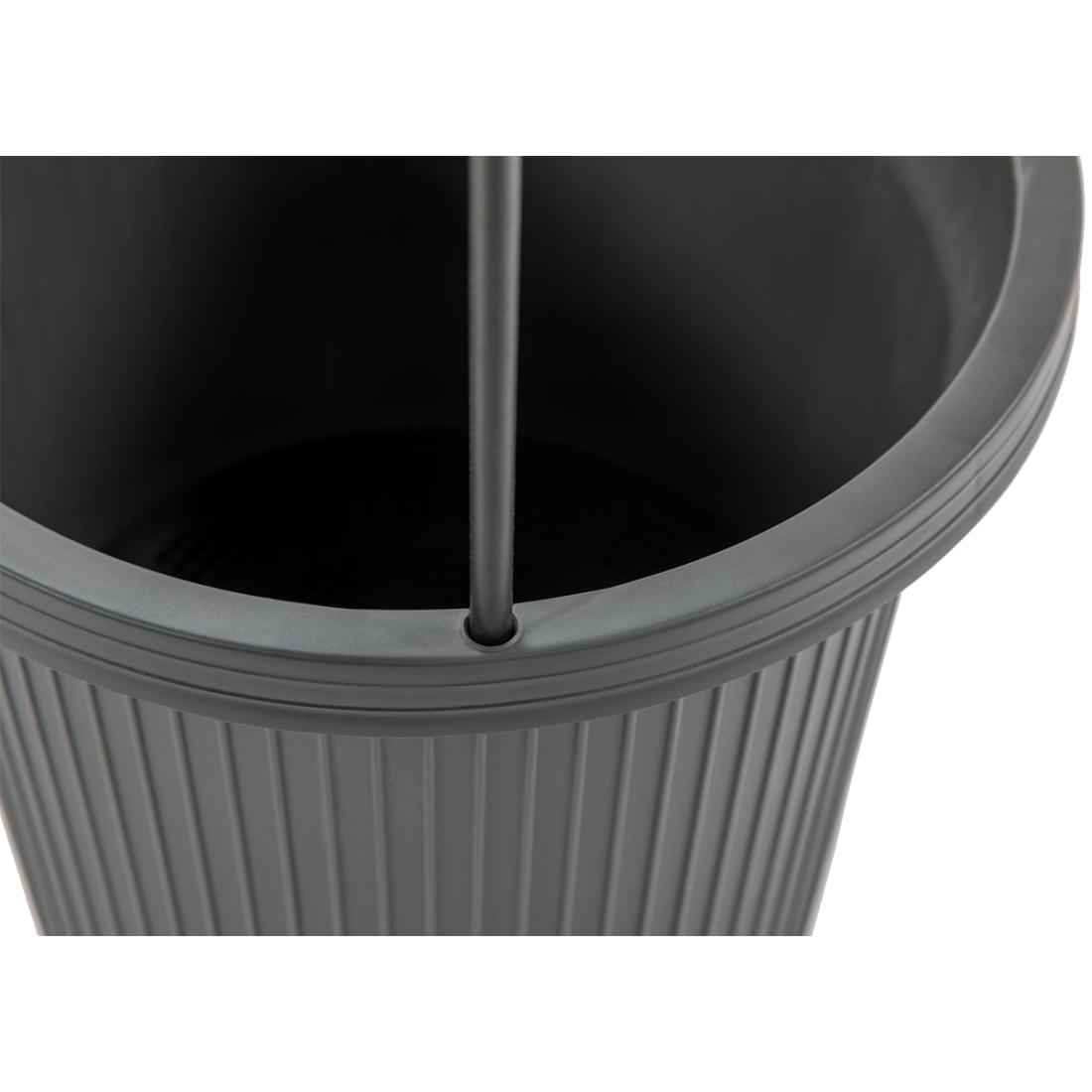 Zbliżenie na łączenie doniczki ze stojakiem do uprawy pomidorów TOMATO TUBE