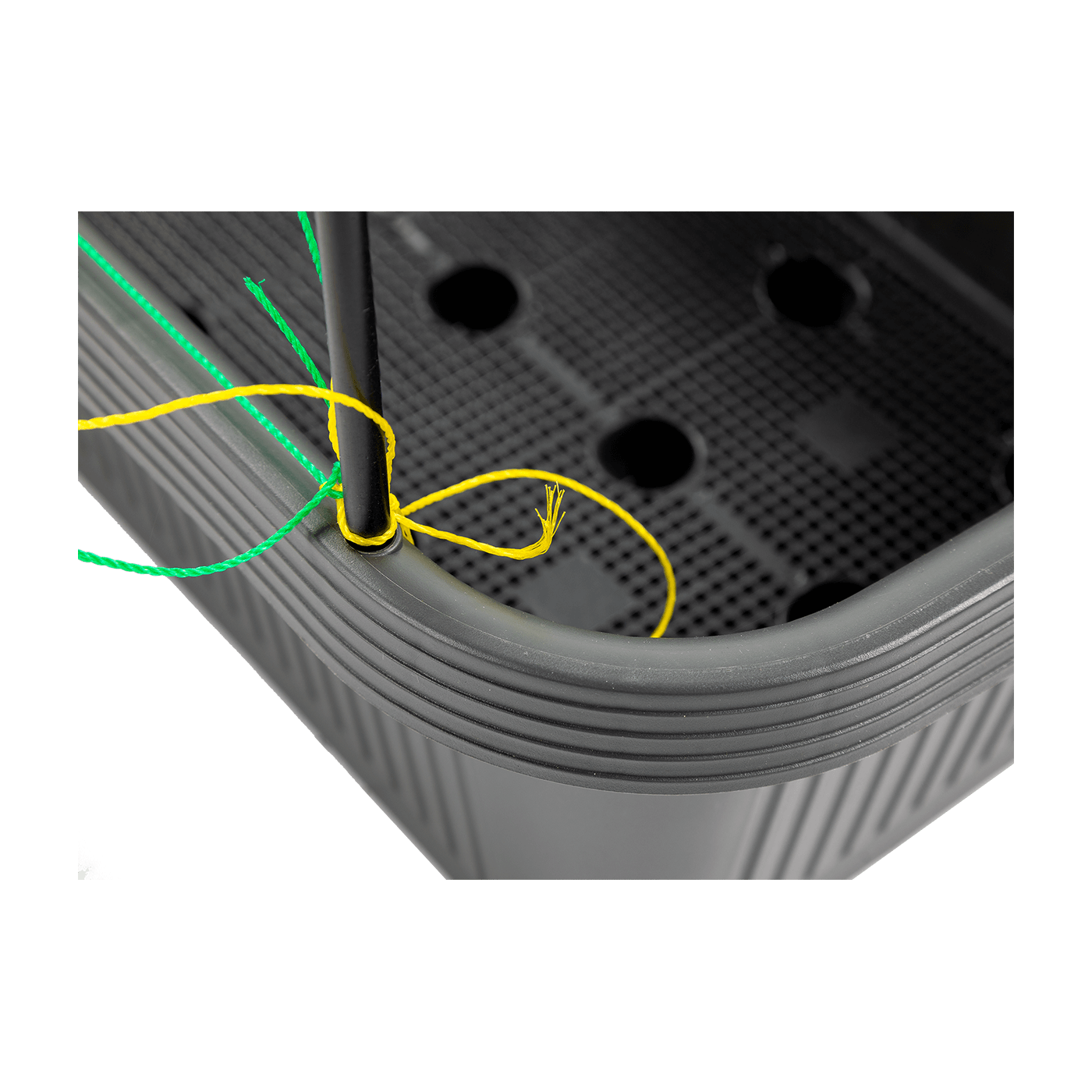 Widok na doniczkę ze sznurkiem do uprawy ogórków CUCU GROW BOX CULTIVO