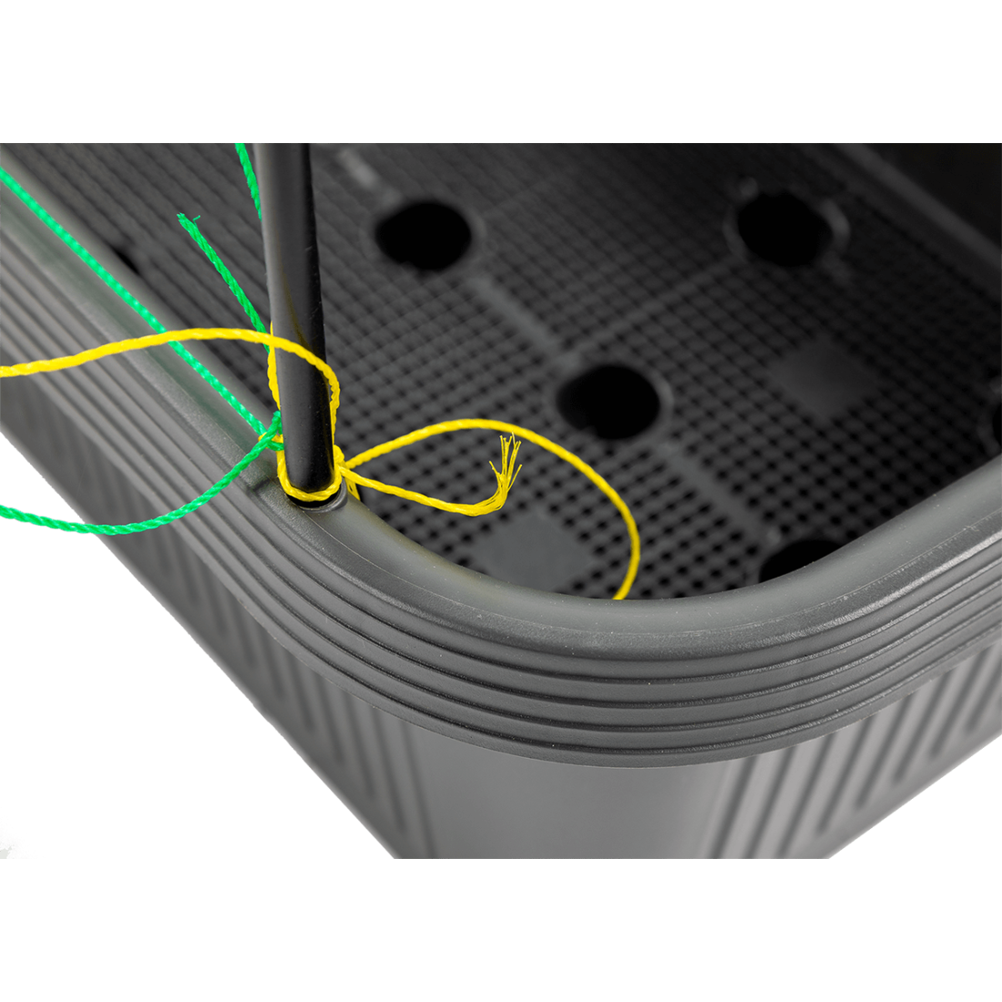 Widok na doniczkę ze sznurkiem do uprawy ogórków CUCU GROW BOX CULTIVO