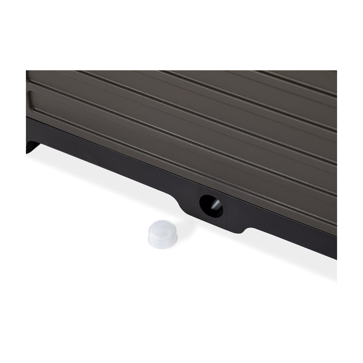 otwarty odpływ wody w skrzyni uprawowej 