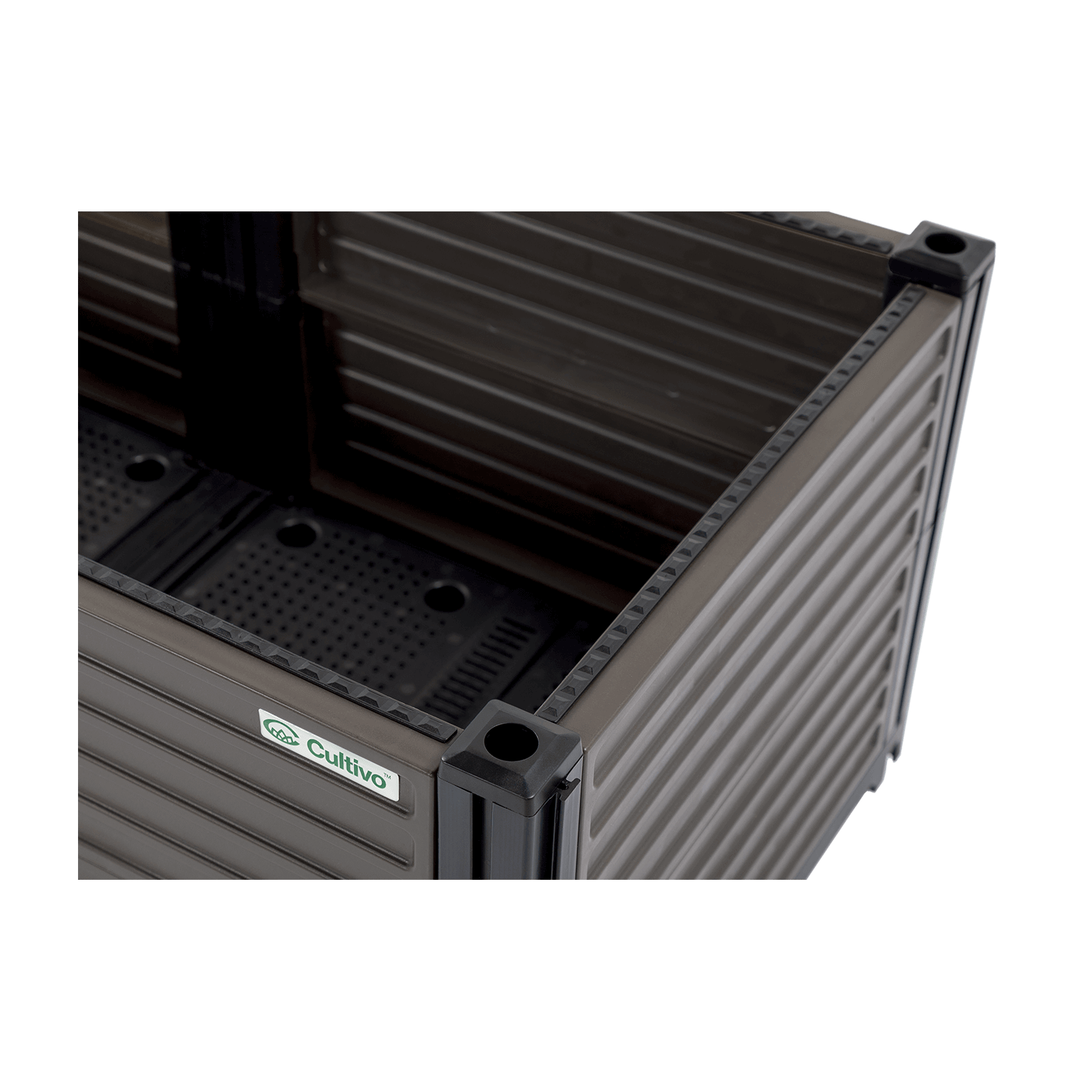 Zbliżenie na krawędź skrzyni uprawowej