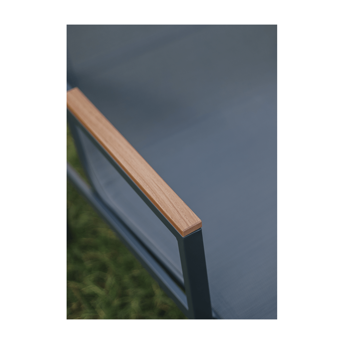 Zbliżenie na podłokietnik w krześle z zestawu MANGO CAFFE Dark Grey