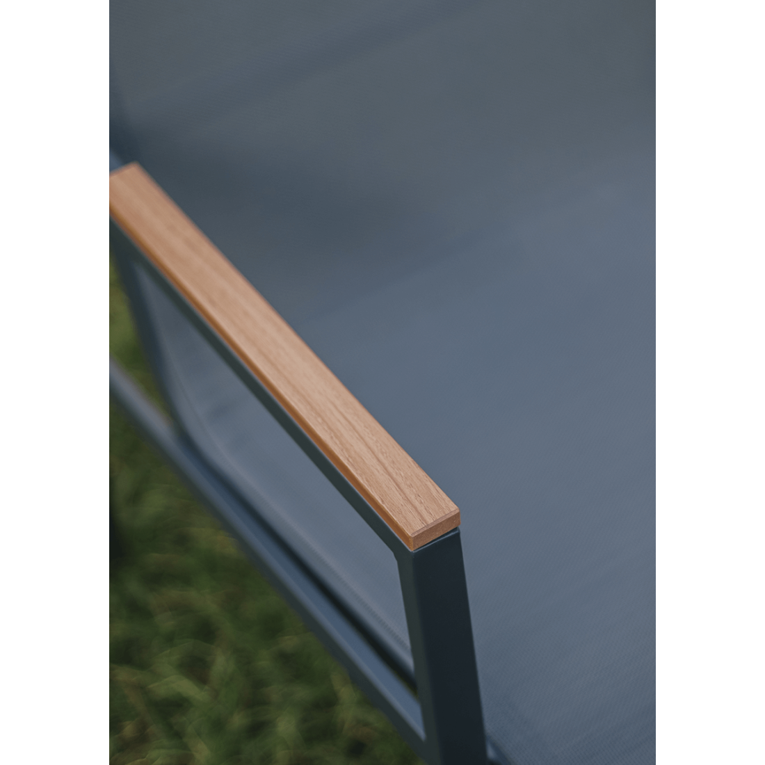 Zbliżenie na podłokietnik w krześle z zestawu MANGO CAFFE Dark Grey