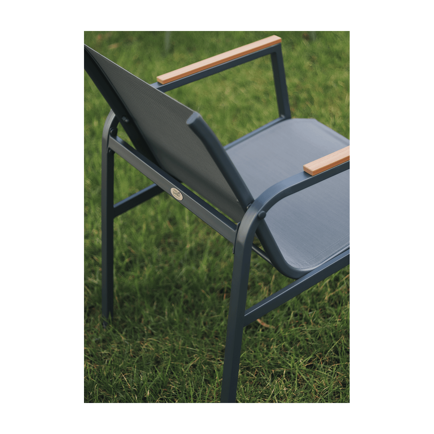 Tył ciemno-szarego krzesła MANGO CAFFE