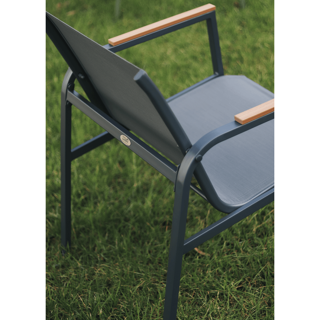 Tył ciemno-szarego krzesła MANGO CAFFE