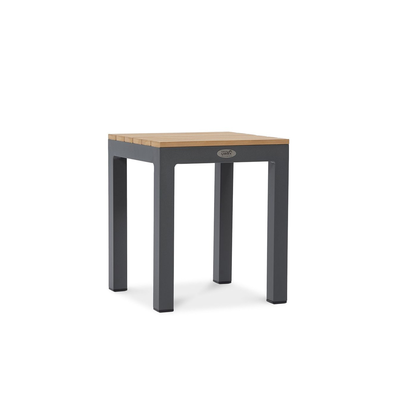 Zbliżenie na drewniany blat stołu jadalnianego 