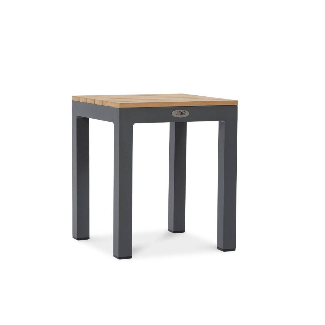 Zbliżenie na drewniany blat stołu jadalnianego 