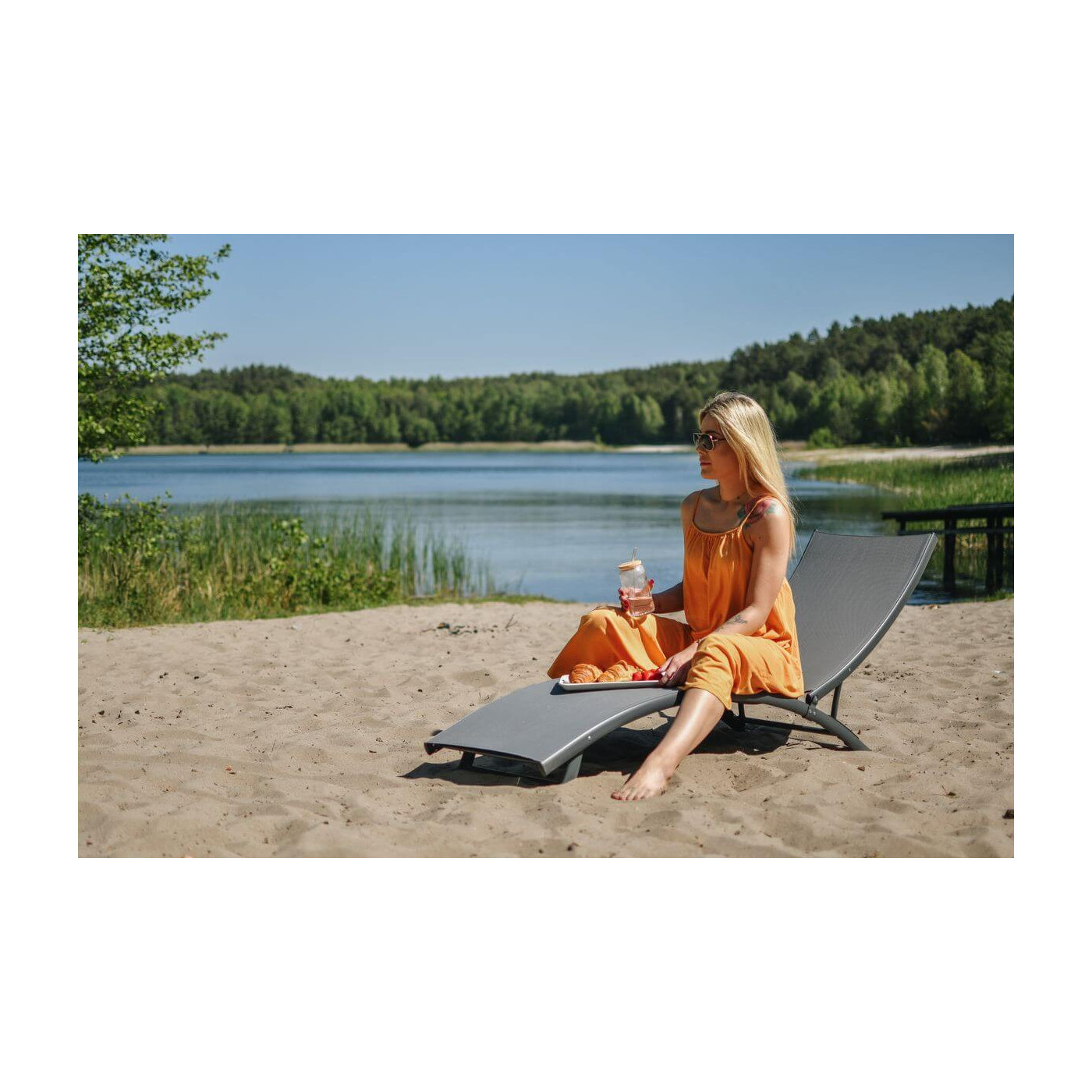 Kobieta siedząca na leżaku STAR 