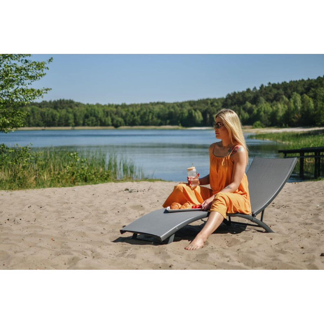 Kobieta siedząca na leżaku STAR 