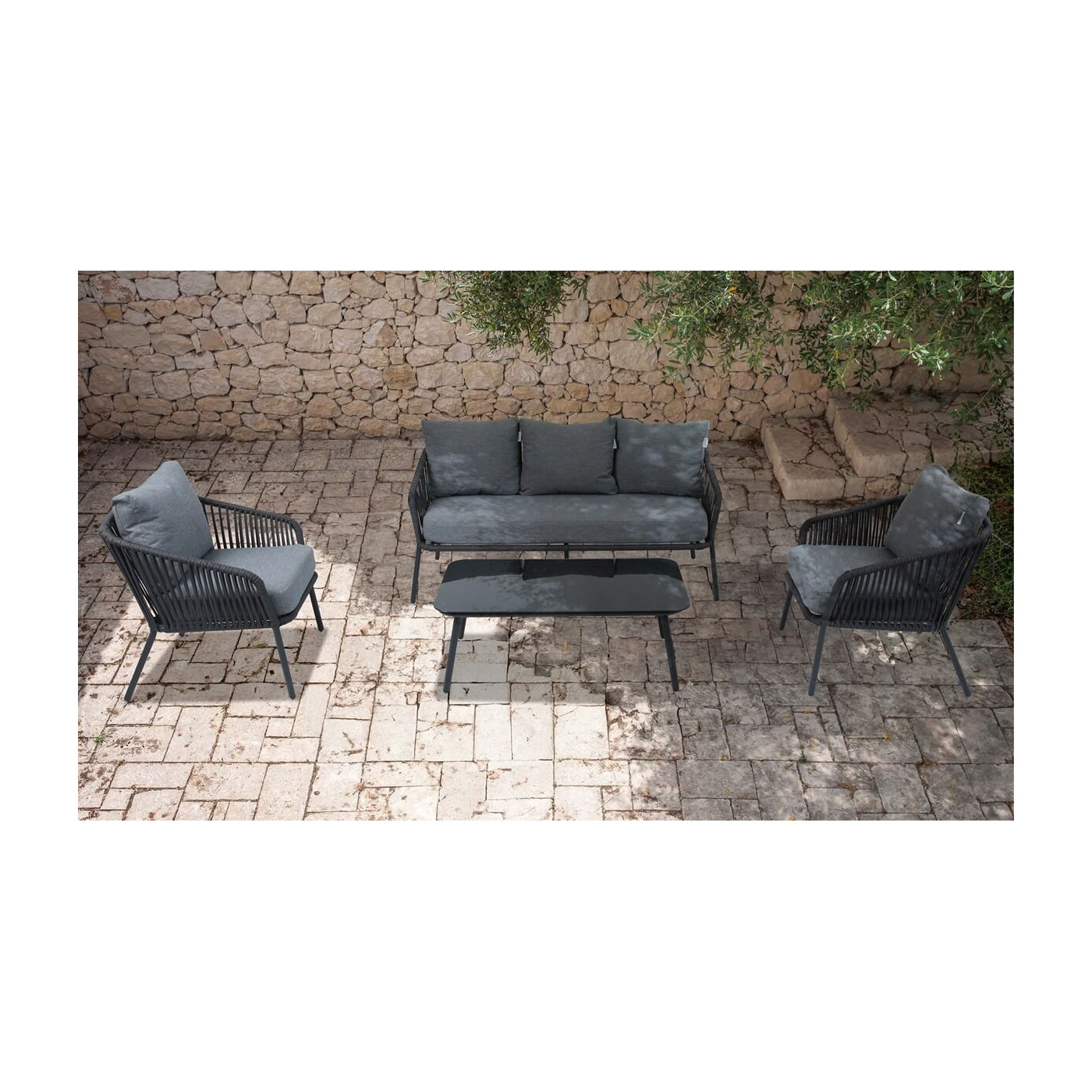 Antracytowe meble ogrodowe Anders w aranżacji tarasowej