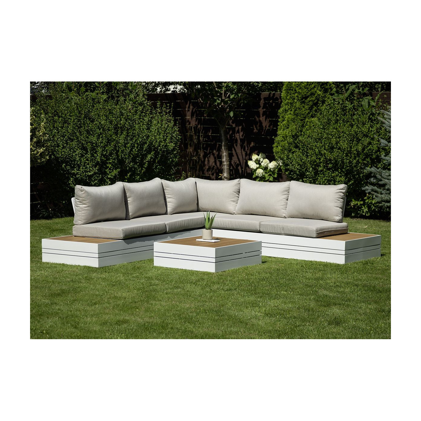 Narożnik ogrodowy marvel white na tarasie