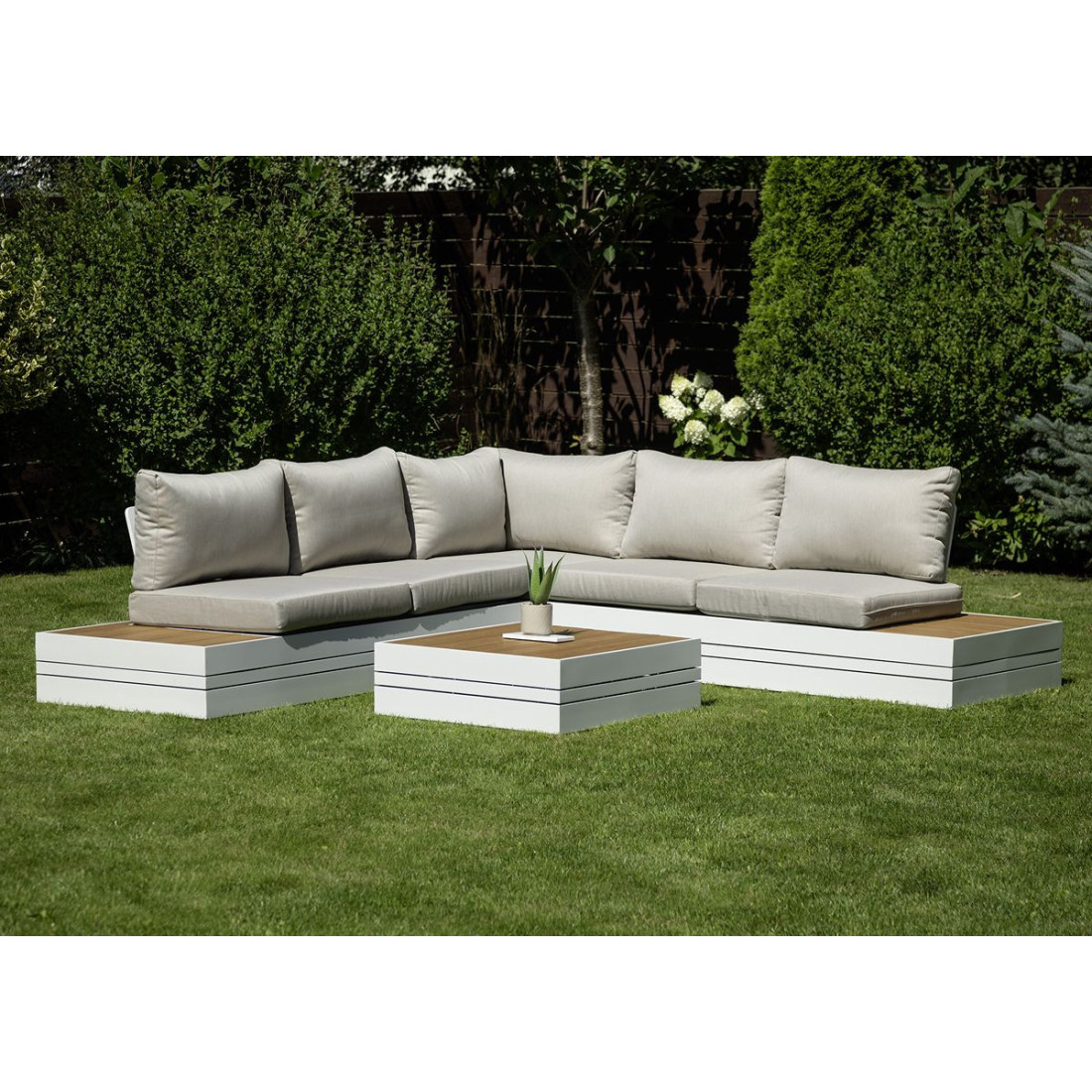 Narożnik ogrodowy marvel white na tarasie