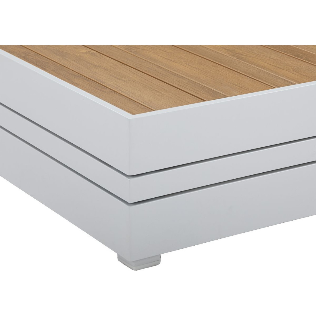 zbliżenie na stolik kawowy z zestawu marvel white