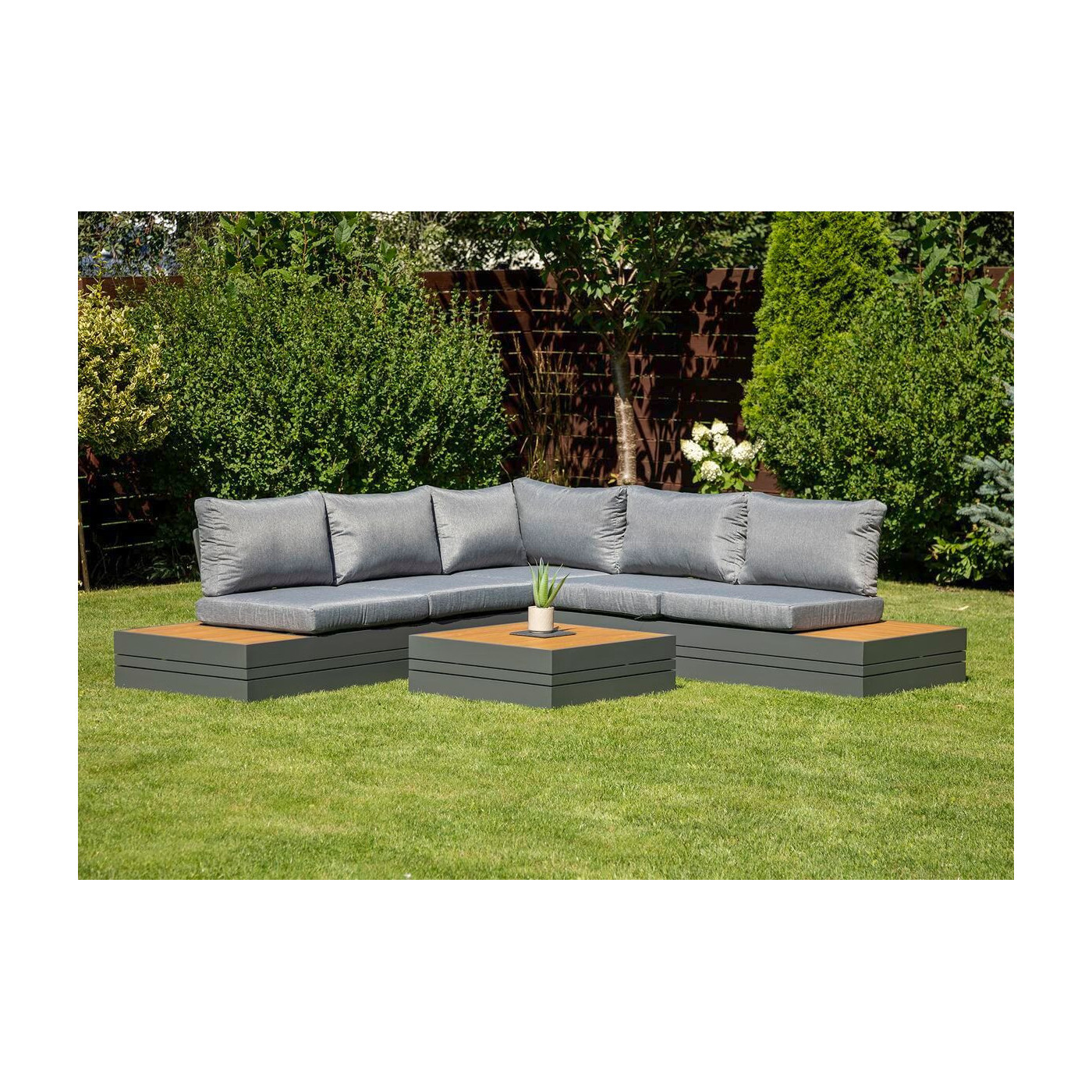 Aranżacja zestawu mebli MARVEL Dark Grey na tarasie