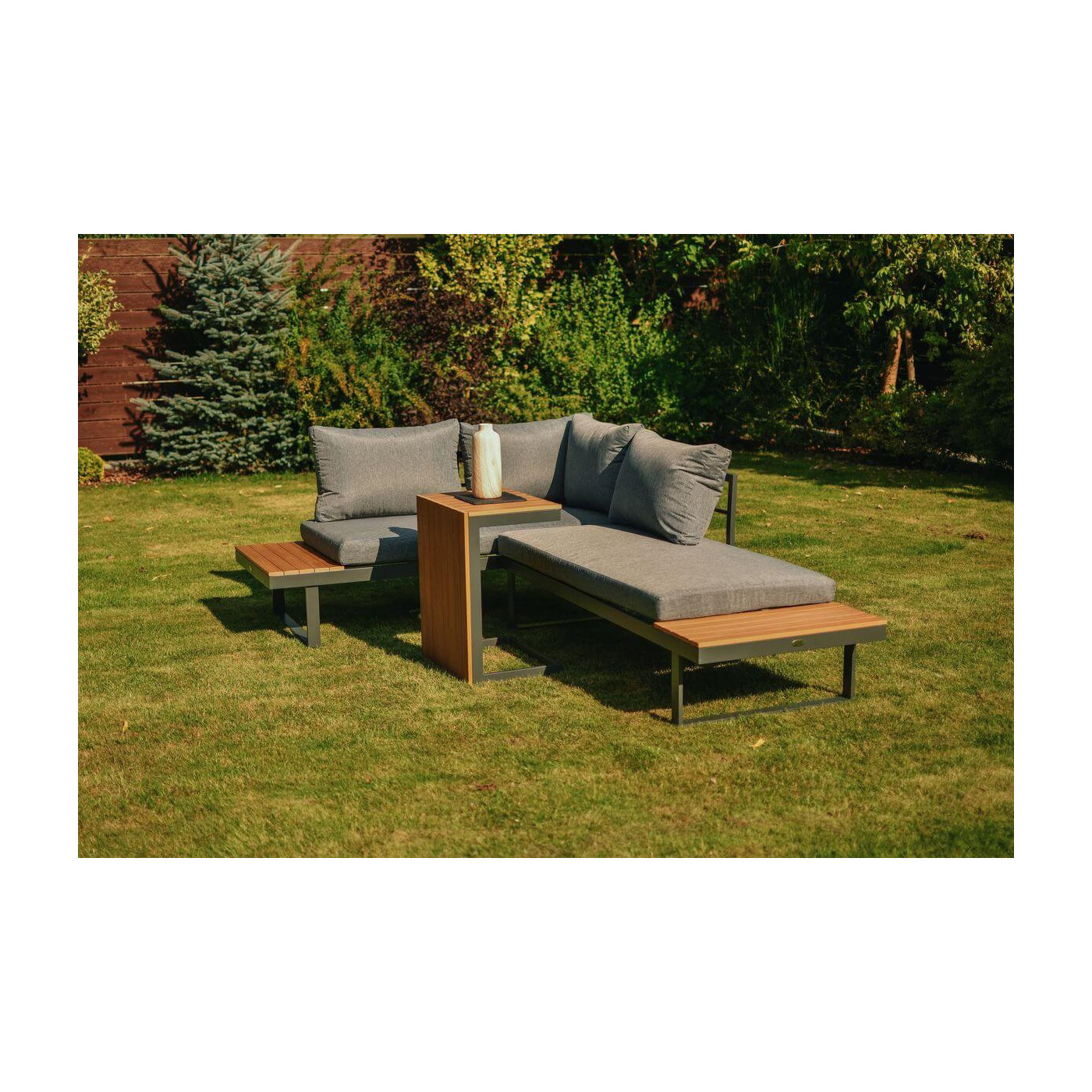 aranżacja narożnika modułowego tulip w ogrodzie 