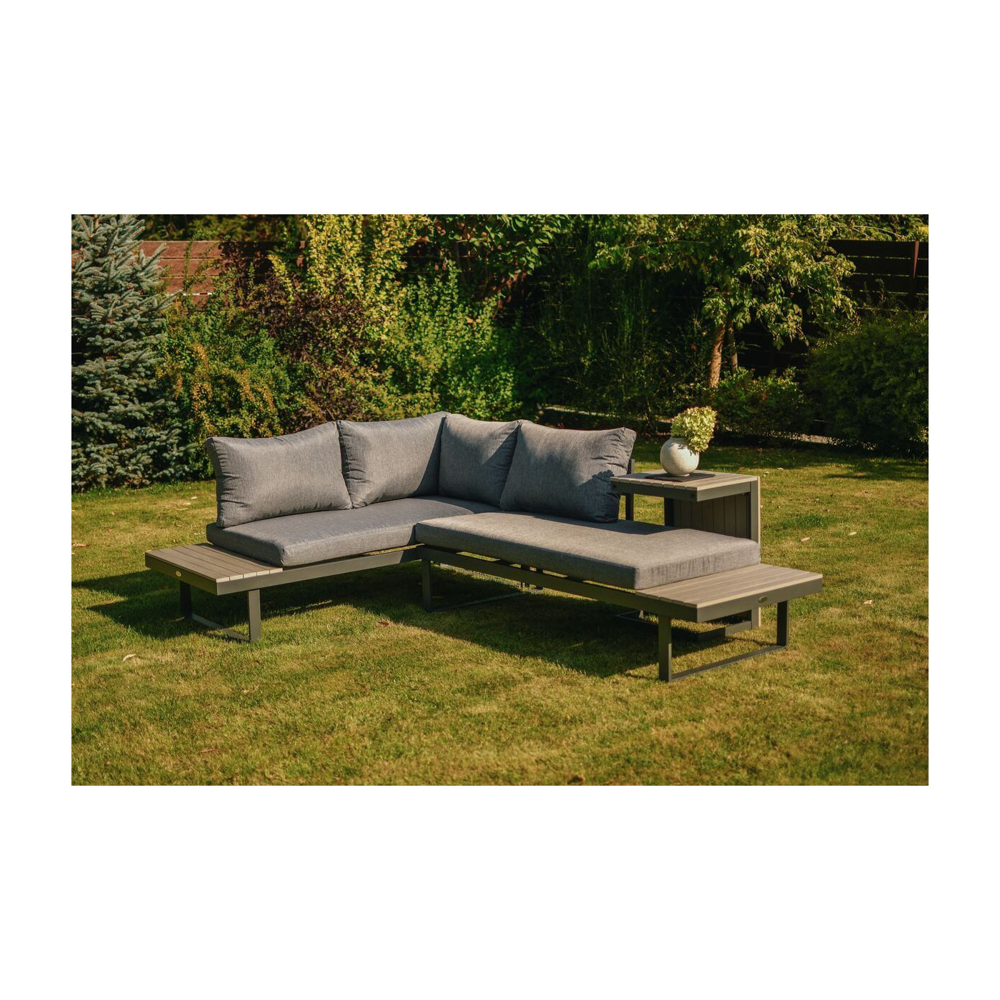 Jasno szary narożnik w ogrodzie ze stolikiem od Focus Garden