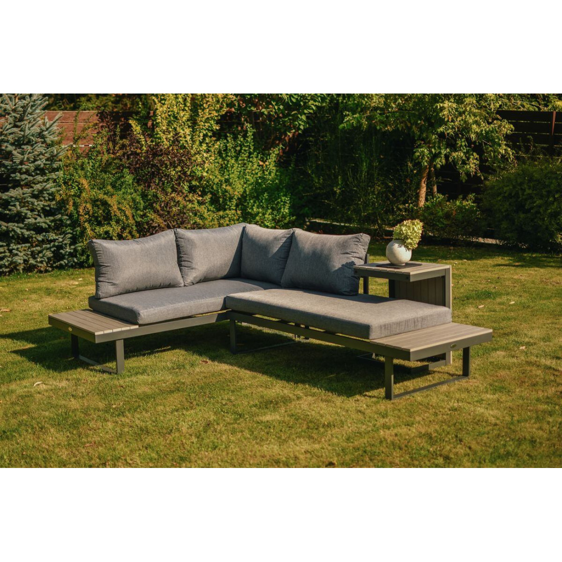 Jasno szary narożnik w ogrodzie ze stolikiem od Focus Garden