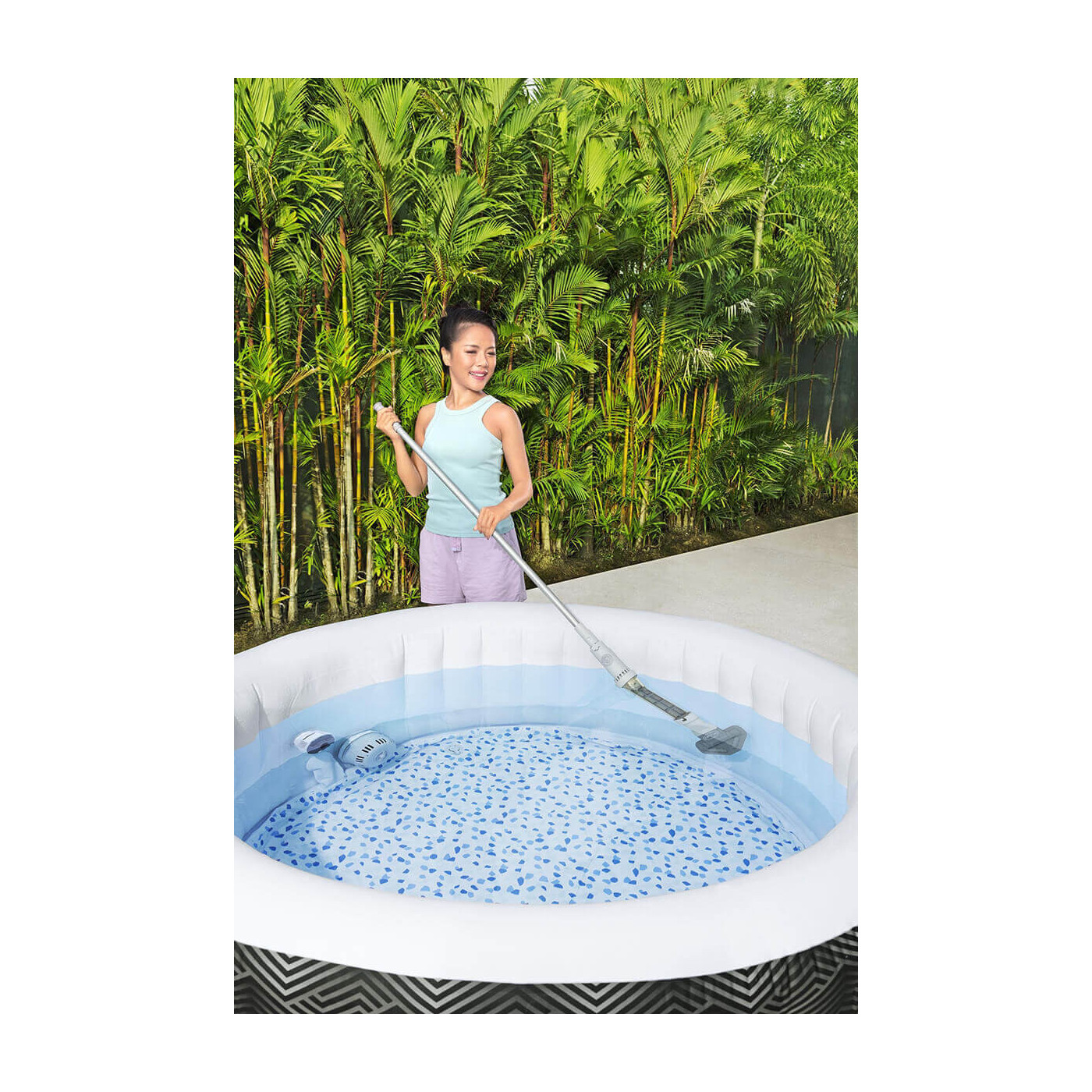 Aranżacja kobiety czyszczącej jacuzzi za pomocą odkurzacza od firmy Bestway