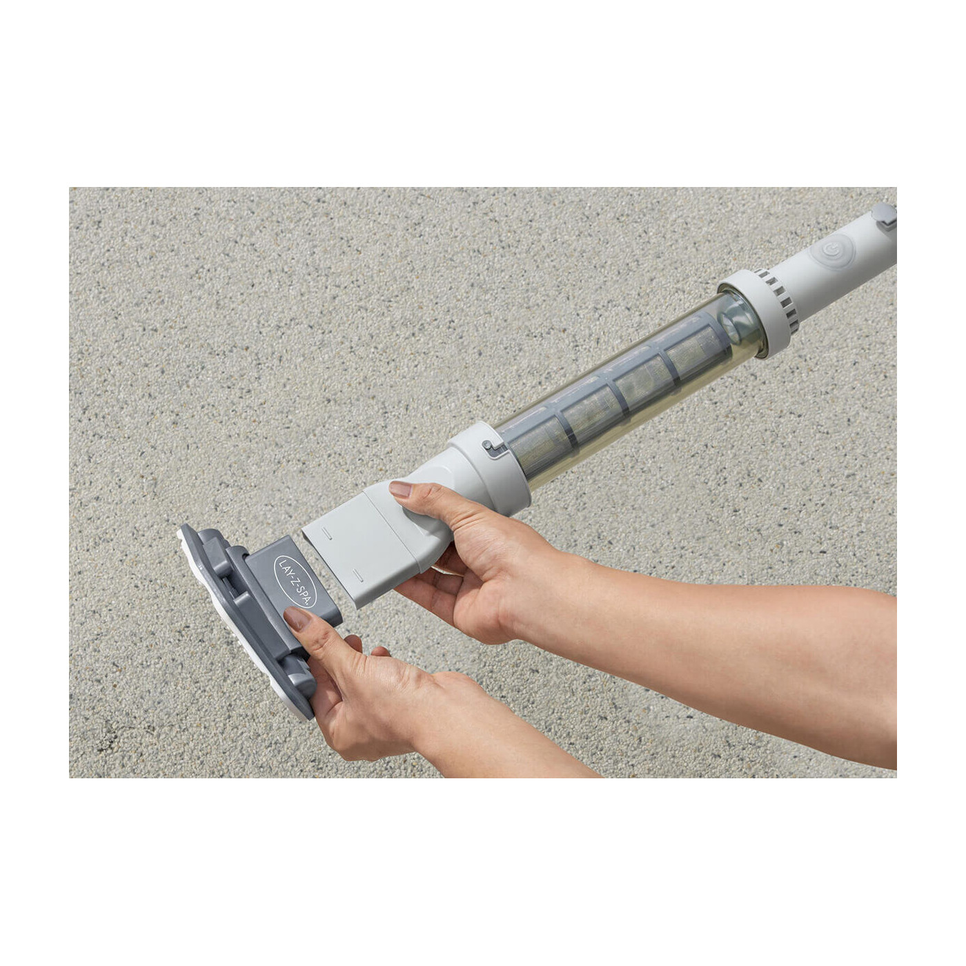 Widok na montaż obrotowej głowicy ssącej z kołami i szczotkami