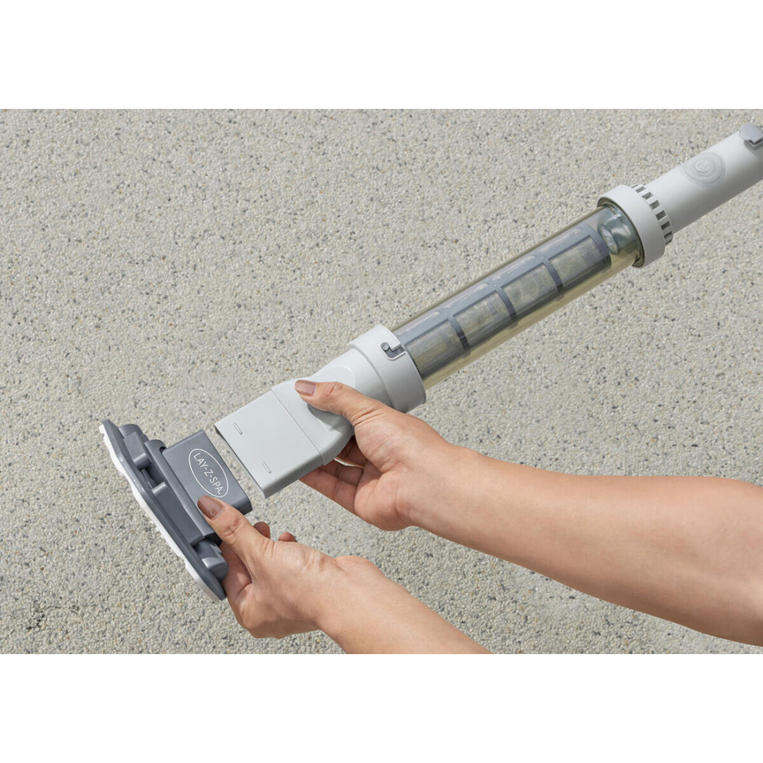 Widok na montaż obrotowej głowicy ssącej z kołami i szczotkami