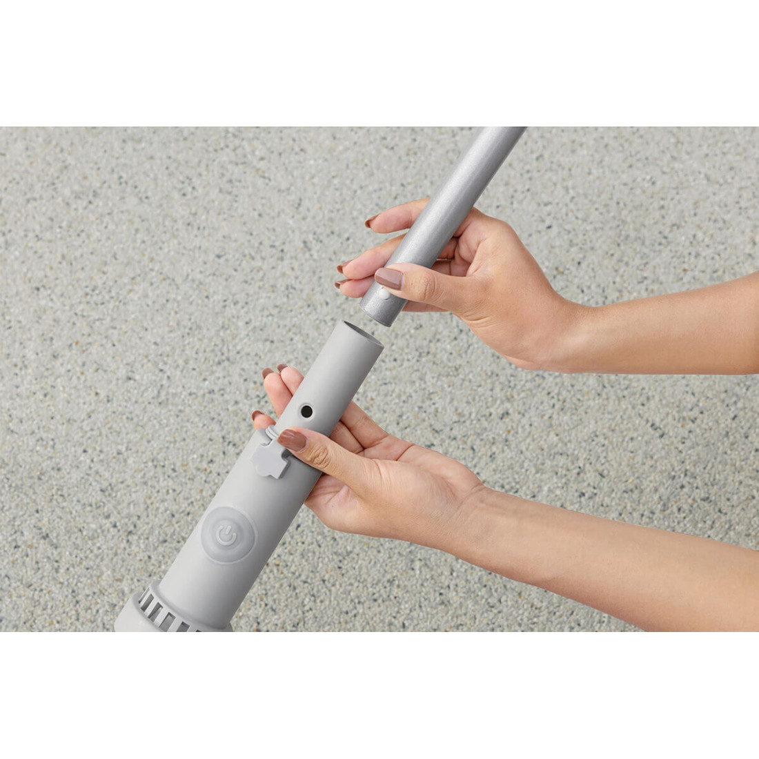 Zbliżenie na montaż bezprzewodowego odkurzacza