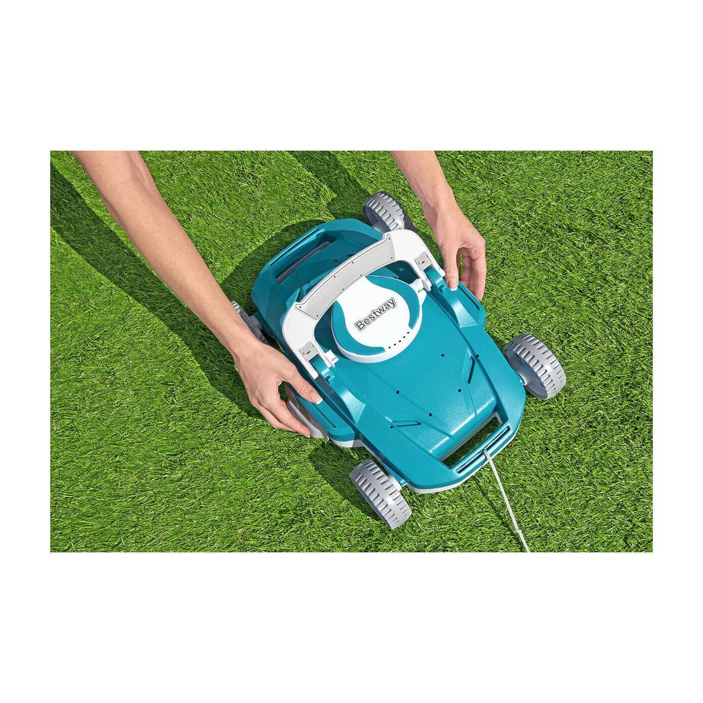 Widok na uchwyty boczne i górne umożliwiające szybką zmianę kierunku i łatwe wyciągnięcie z wody