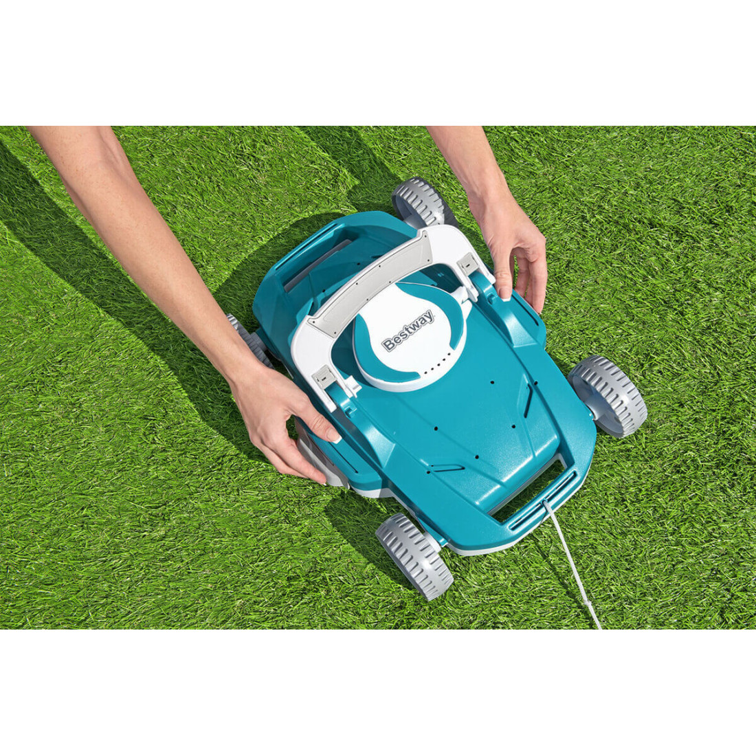 Widok na uchwyty boczne i górne umożliwiające szybką zmianę kierunku i łatwe wyciągnięcie z wody