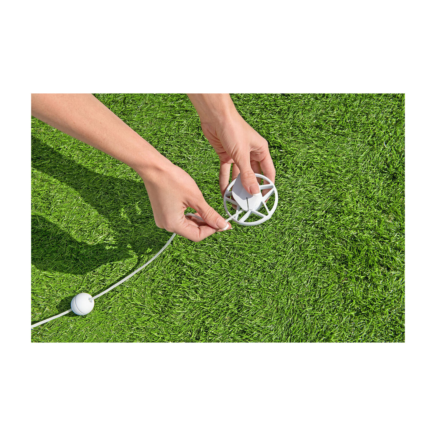 Zbliżenie na położony na trawie element do odkurzacza AQUATRONIX G200