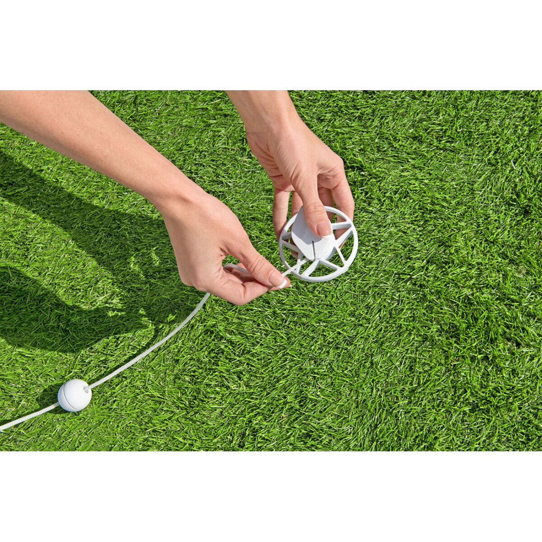 Zbliżenie na położony na trawie element do odkurzacza AQUATRONIX G200