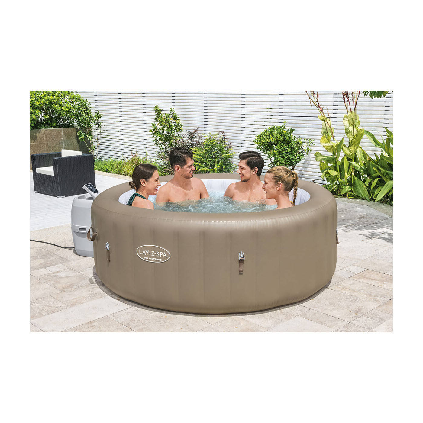 Letnia wizualizacja przyjaciół w jacuzzi na tarasie