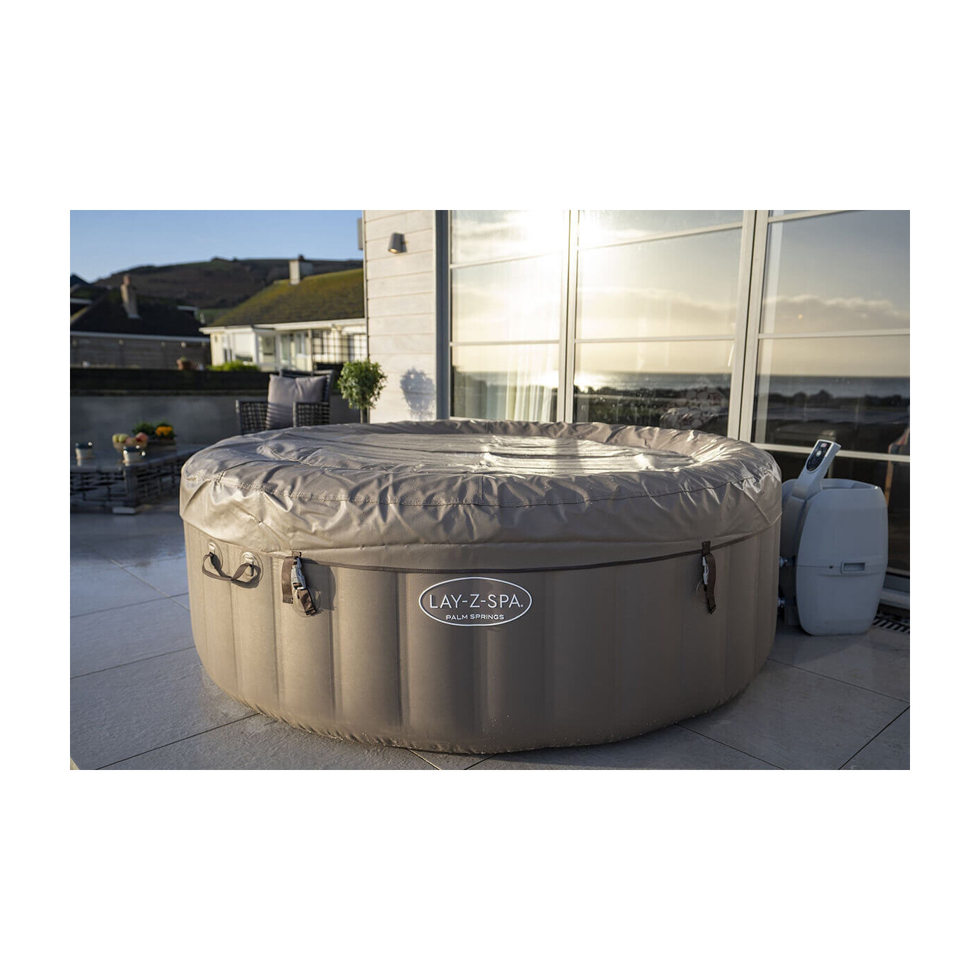 Poranna aranżacja jacuzzi z pokrywą zabezpieczającą na tarasie