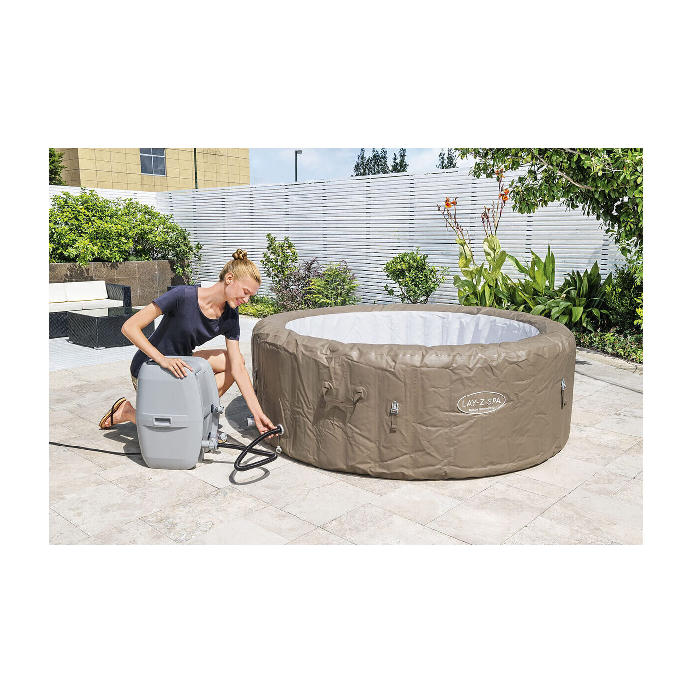 Widok na kobietę podłączającą pompę do jacuzzi