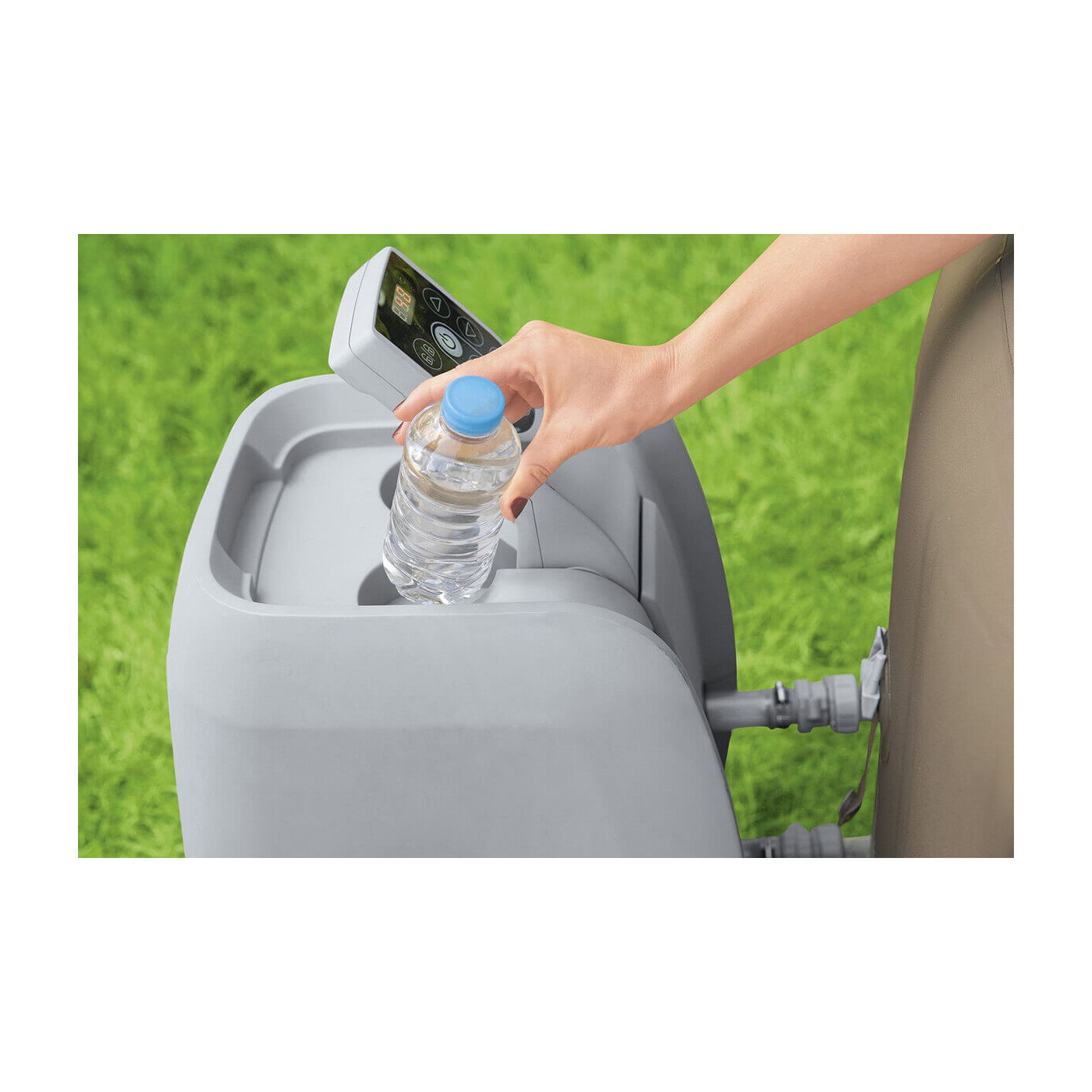 Miejsce na butelkę w pompie filtrującej