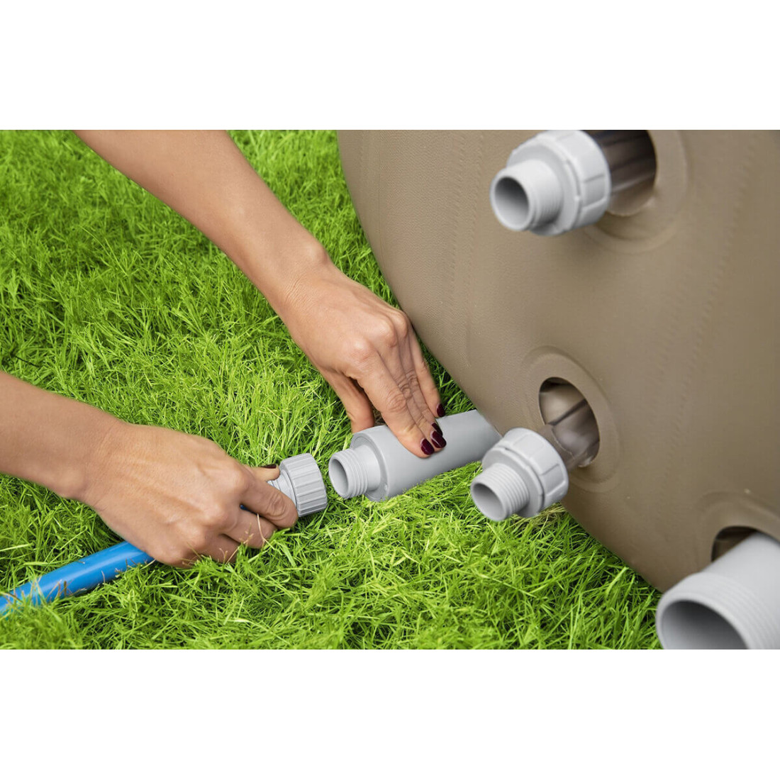 Widok na podłączenie węża do jacuzzi