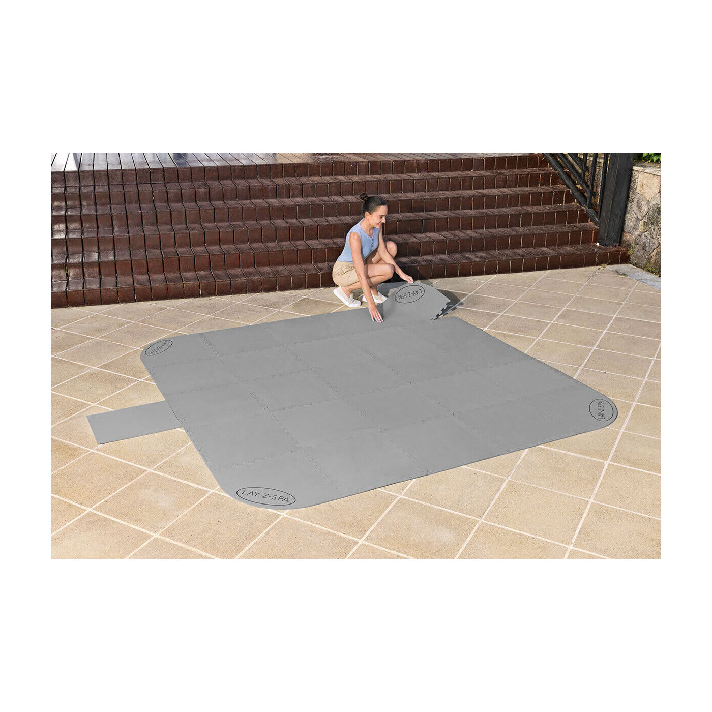 Widok na kobietę łączącą elementy maty ochronnej